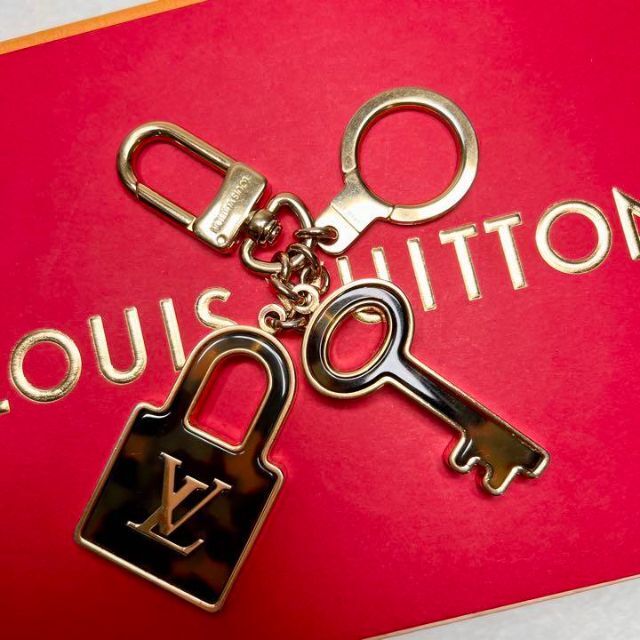 LOUIS VUITTON(ルイヴィトン)のカビゴン様ルイヴィトン　ポルトクレコンフィダンス　キーリング　チャーム　べっ甲柄 レディースのファッション小物(キーホルダー)の商品写真