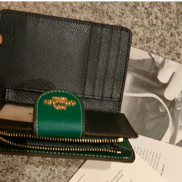 COACH(コーチ)の【人気商品】　COACH　グリーン　折財布 レディースのファッション小物(財布)の商品写真