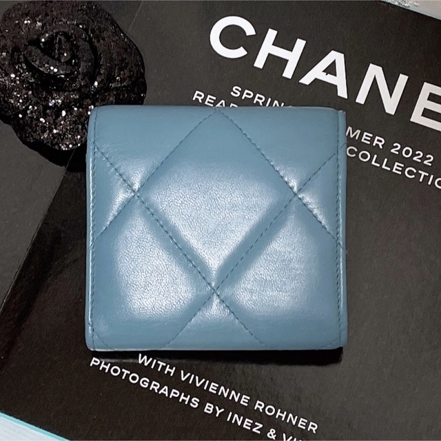 CHANEL(シャネル)の【cuepi様 専用】直営店購入難しい19シリーズのコンパクトウォレット♡ レディースのファッション小物(財布)の商品写真