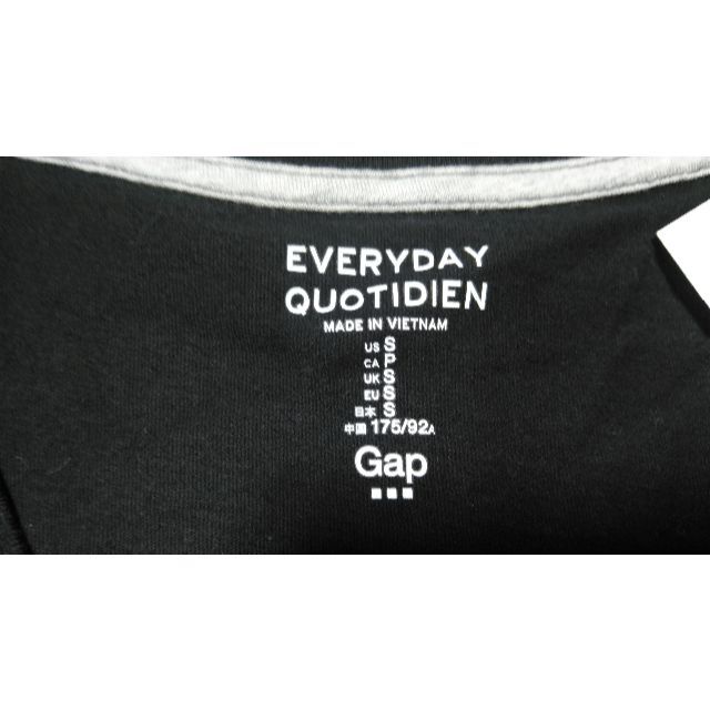 GAP(ギャップ)のGAP　VネックＴシャツ　サイズ：S（US）　未着用・購入時タグ付き メンズのトップス(Tシャツ/カットソー(半袖/袖なし))の商品写真