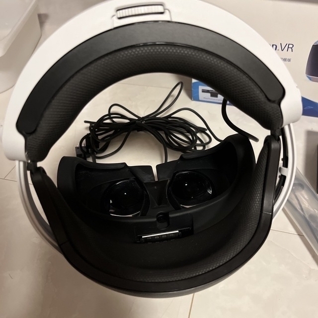 PlayStation VR(プレイステーションヴィーアール)のPlayStation VR カメラ同梱版　美品 エンタメ/ホビーのゲームソフト/ゲーム機本体(家庭用ゲーム機本体)の商品写真