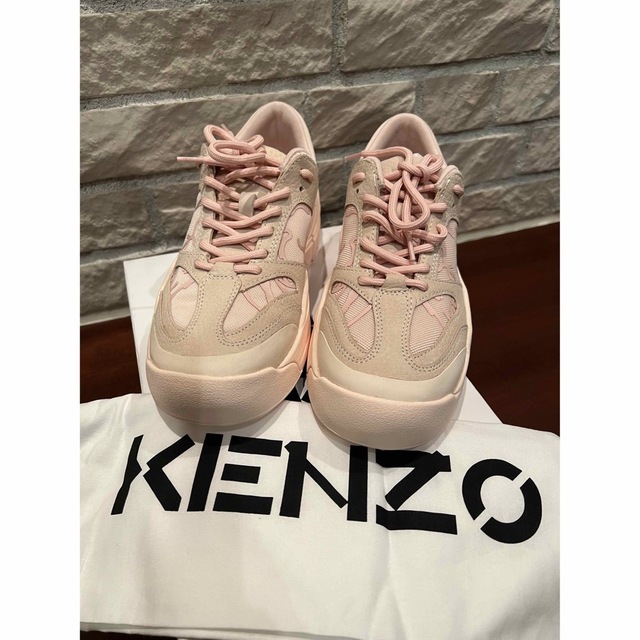 KENZO(ケンゾー)の【新品タグ付き】Kenzo ベビーピンクロゴスニーカー 37(23.5cm) レディースの靴/シューズ(スニーカー)の商品写真