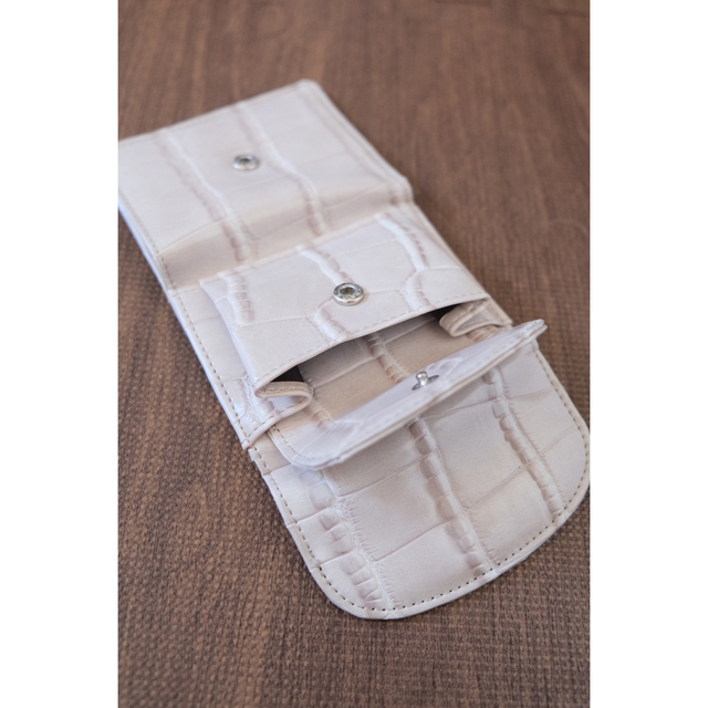 ミニ財布　極小財布　アイボリー　三つ折り財布 レディースのファッション小物(財布)の商品写真