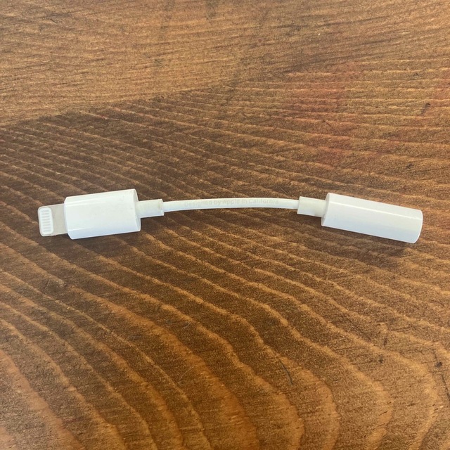 Apple(アップル)の【純正品】Apple Lightning 3.5mm 変換アダプタ スマホ/家電/カメラのスマホアクセサリー(ストラップ/イヤホンジャック)の商品写真