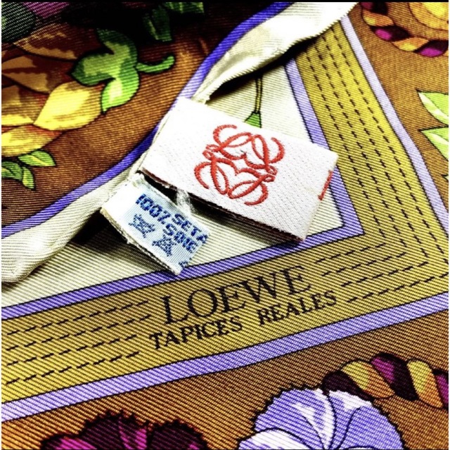 LOEWE(ロエベ)のロエベ　LOEWE  お花と果実　シルクスカーフ レディースのファッション小物(バンダナ/スカーフ)の商品写真