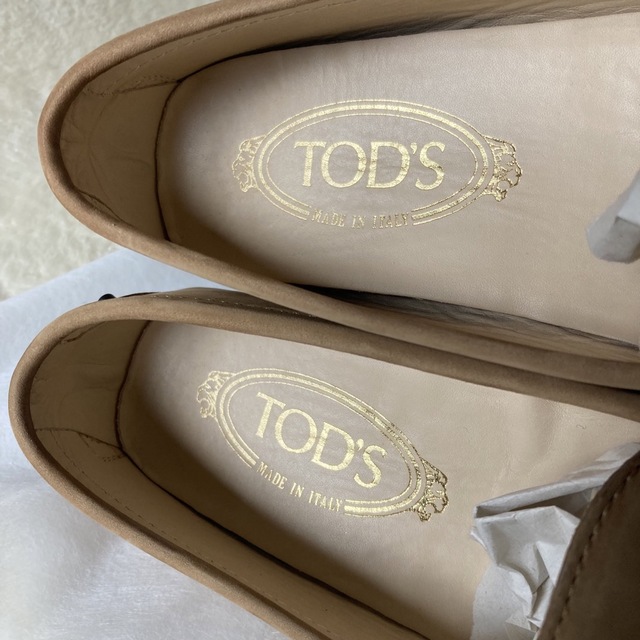 TOD'S(トッズ)の★トッズ★ローファー★ドライビングシューズ★ゴールド金具★キャメル★スエード★ レディースの靴/シューズ(ローファー/革靴)の商品写真