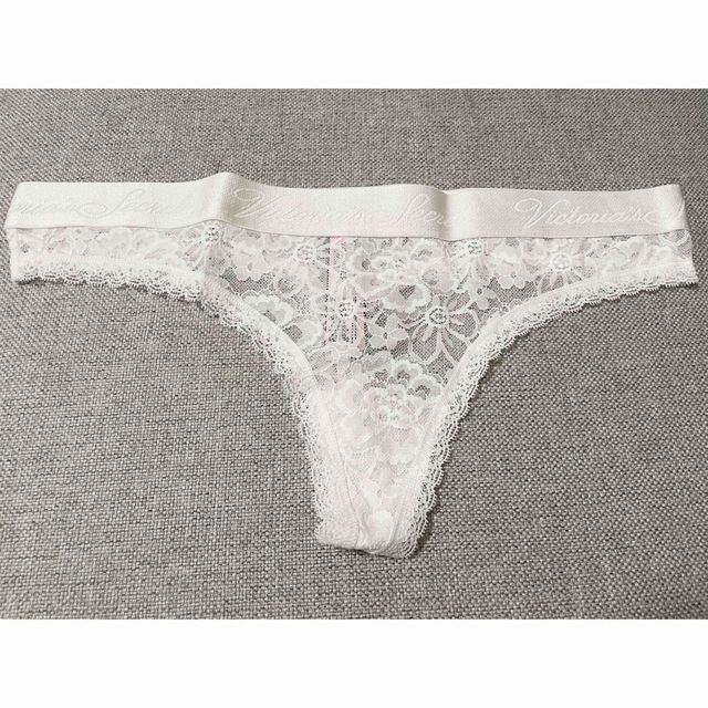 Victoria's Secret(ヴィクトリアズシークレット)のWest logo lace thong レディースの下着/アンダーウェア(ショーツ)の商品写真