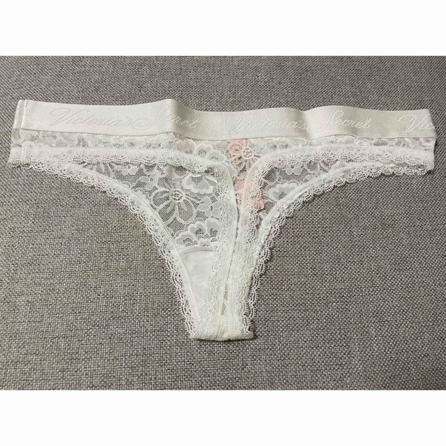 Victoria's Secret(ヴィクトリアズシークレット)のWest logo lace thong レディースの下着/アンダーウェア(ショーツ)の商品写真