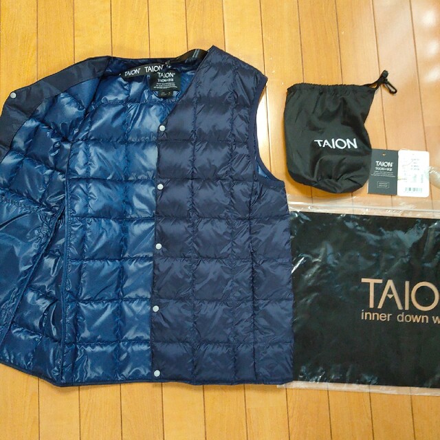 TAION(タイオン)の『TAION ダウンベスト』NAVY メンズ Mサイズ メンズのジャケット/アウター(ダウンベスト)の商品写真