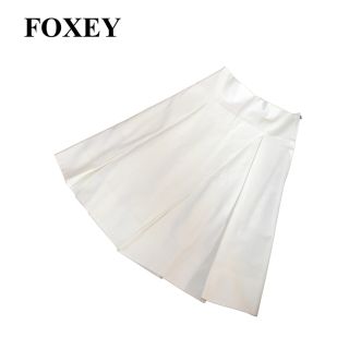 フォクシー(FOXEY)のフォクシー　タックスカート　オフホワイト系(ひざ丈スカート)