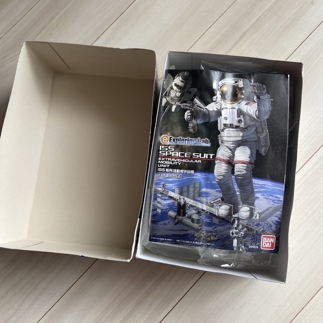 バンダイ　ISS 船外活動用宇宙服　NASA 1/10スケール　プラモデル エンタメ/ホビーのおもちゃ/ぬいぐるみ(プラモデル)の商品写真