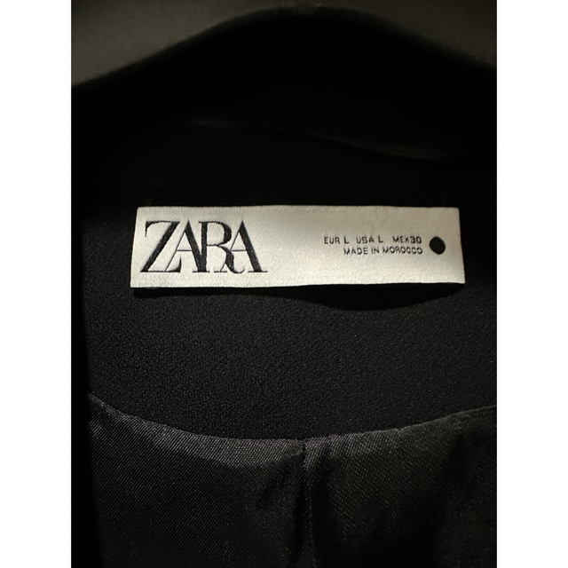 ZARA(ザラ)のZARA スリット入りベストブラック　L レディースのトップス(ベスト/ジレ)の商品写真