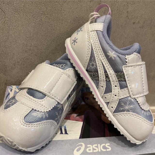 asics(アシックス)のアナ雪×asics コラボスニーカー 14センチ キッズ/ベビー/マタニティのベビー靴/シューズ(~14cm)(スニーカー)の商品写真