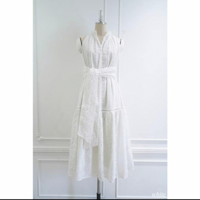 heripto Lace trimmed Belted D ress