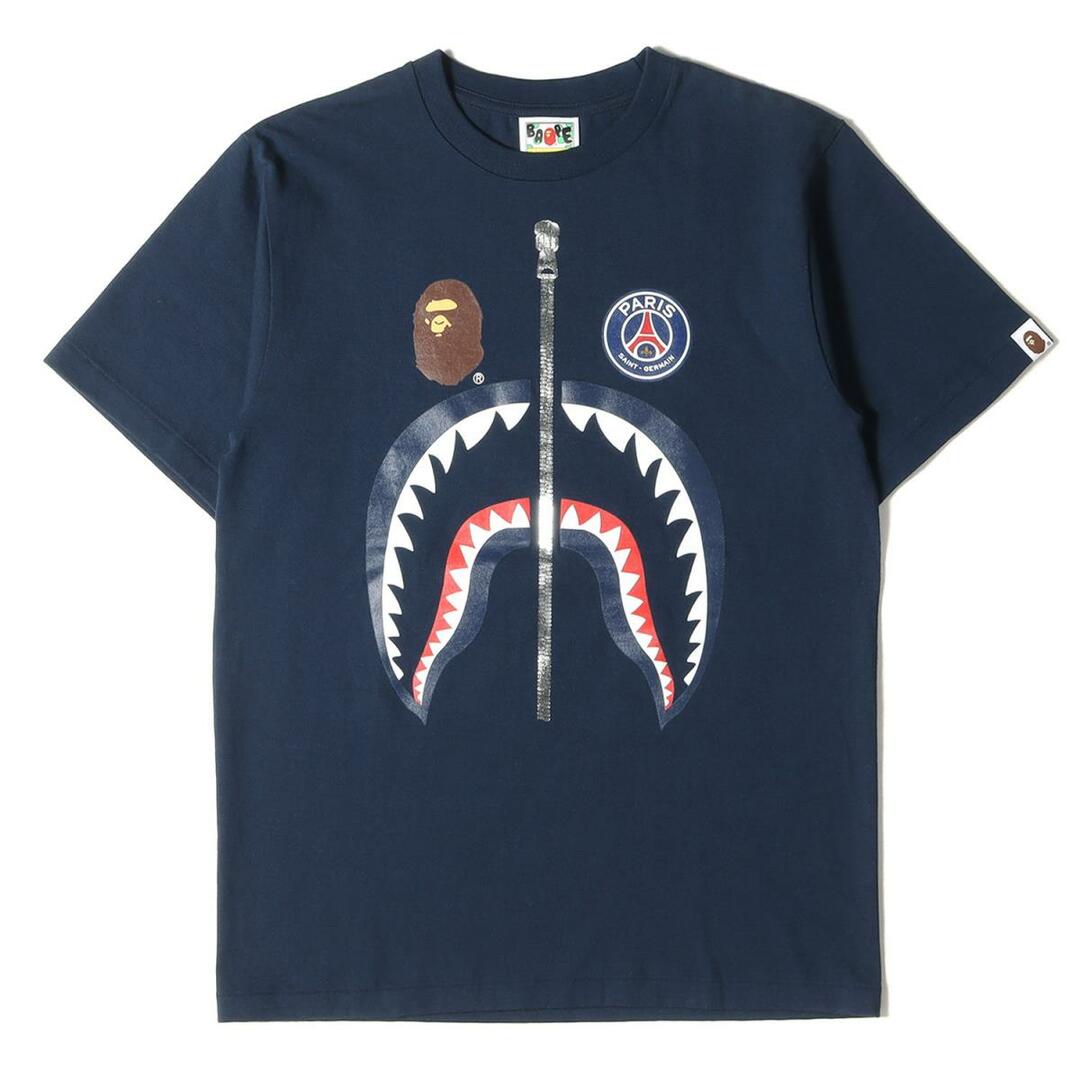 A BATHING APE(アベイシングエイプ)のA BATHING APE ア ベイシング エイプ Tシャツ 18AW ×Paris Saint Germain PSG シャーク プリントTシャツ トップス ブランド ネイビー 紺 S 【メンズ】【中古】【美品】【R033】 メンズのトップス(Tシャツ/カットソー(半袖/袖なし))の商品写真