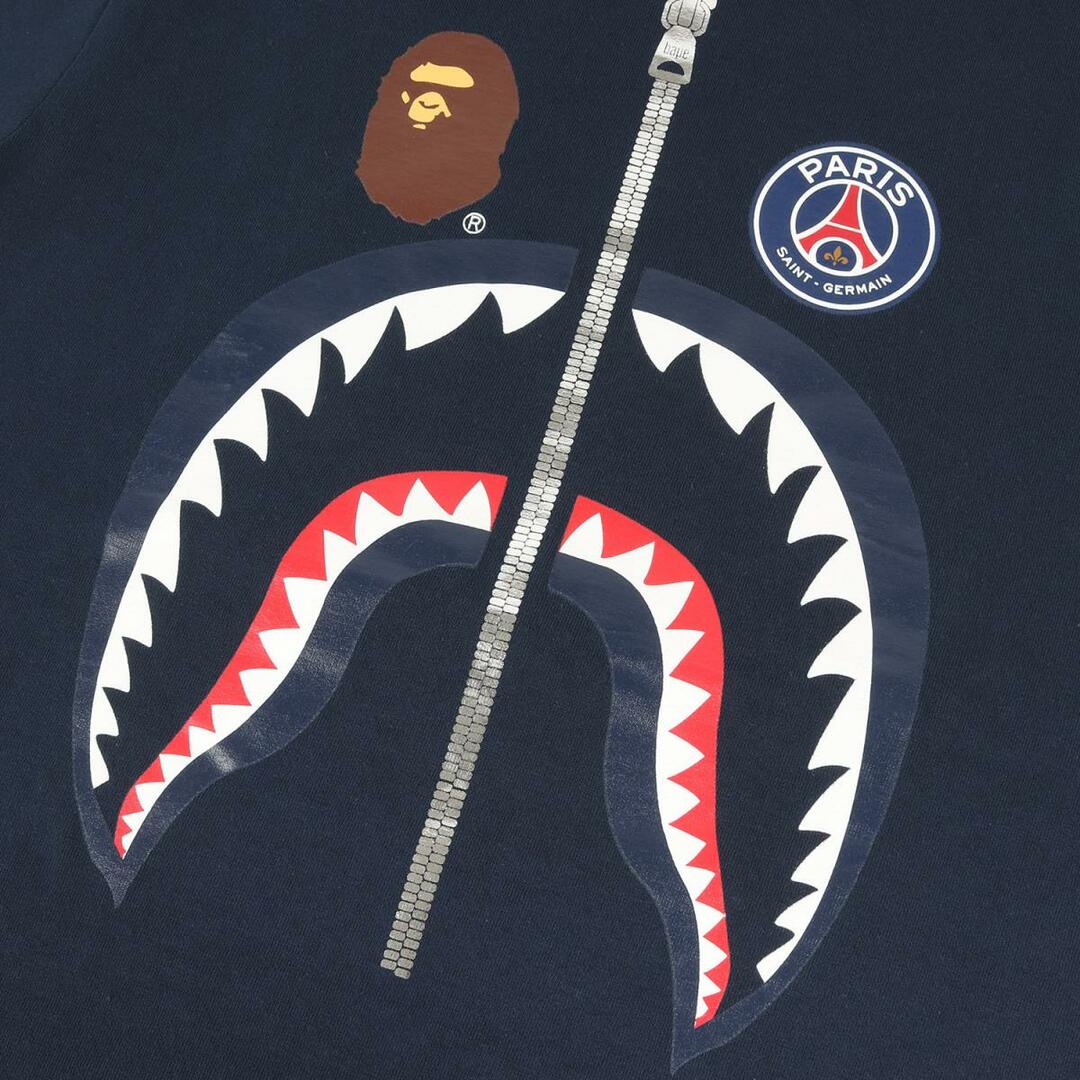 A BATHING APE(アベイシングエイプ)のA BATHING APE ア ベイシング エイプ Tシャツ 18AW ×Paris Saint Germain PSG シャーク プリントTシャツ トップス ブランド ネイビー 紺 S 【メンズ】【中古】【美品】【R033】 メンズのトップス(Tシャツ/カットソー(半袖/袖なし))の商品写真