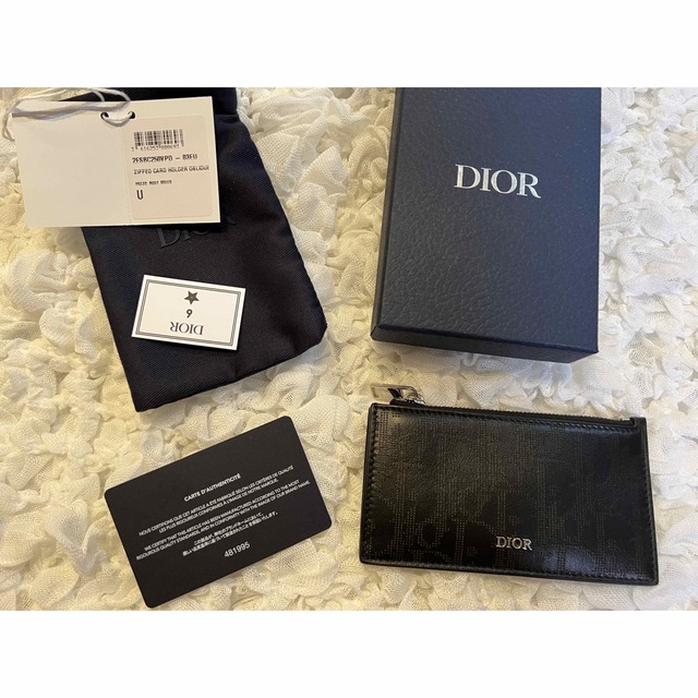 Christian Dior(クリスチャンディオール)の【直営店購入】DIOR カードホルダー パンチングロゴ ジップ付き ブラック メンズのファッション小物(コインケース/小銭入れ)の商品写真