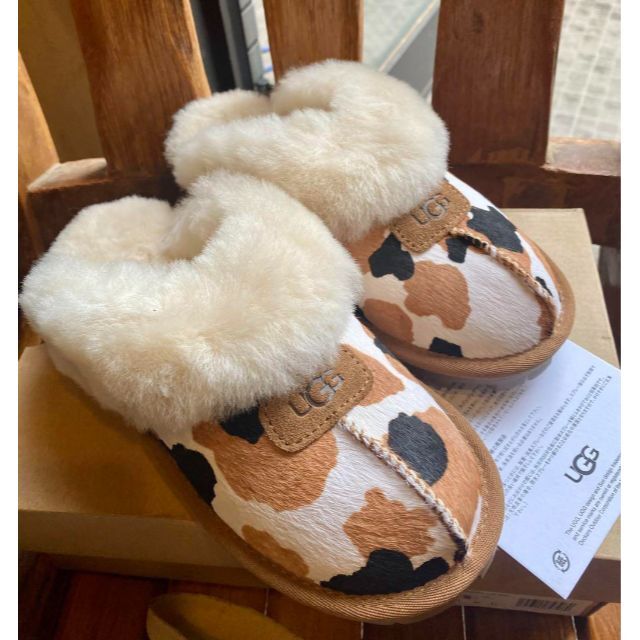 UGG(アグ)の超激レア✨新品✨22cm✨UGG✨コケット✨COQUETTE✨Cow print レディースの靴/シューズ(サンダル)の商品写真