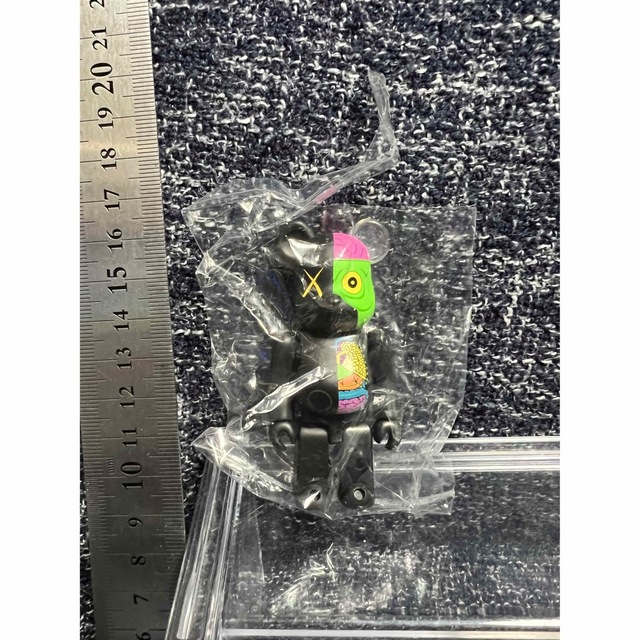 KAWS フィギュア　人体模型