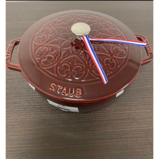 ストウブ(STAUB)の最終価格　新品未使用！ストウブ　リリー　グレナデン　フレンチオーブン24センチ(鍋/フライパン)