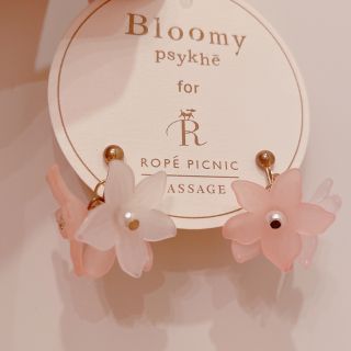 ロペピクニック(Rope' Picnic)のサクラピンク×オフホワイトのすりガラスフラワーイヤリング(イヤリング)