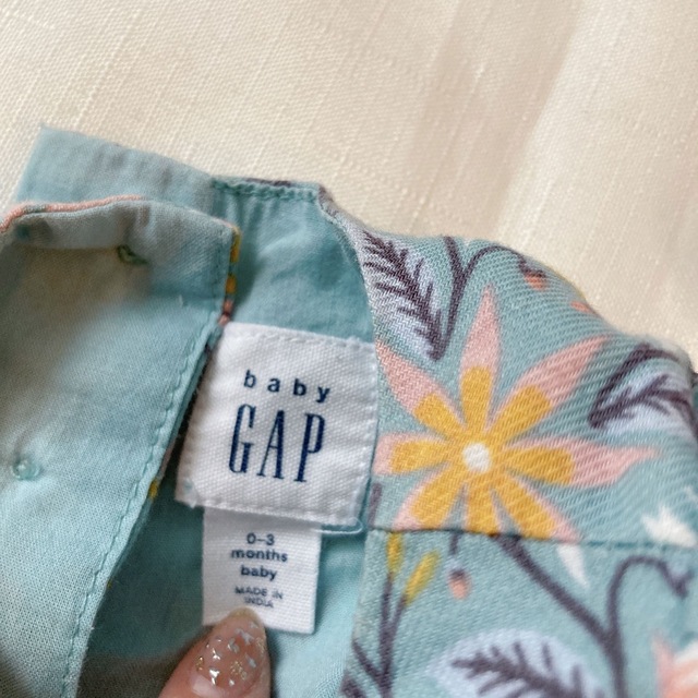 babygap セットアップ 花柄 トップス baby gap GAP キッズ/ベビー/マタニティのベビー服(~85cm)(シャツ/カットソー)の商品写真