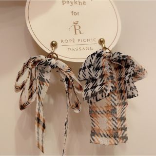 ロペピクニック(Rope' Picnic)の黄土色×白×黒のクラシカルチェックリボンイヤリング(イヤリング)