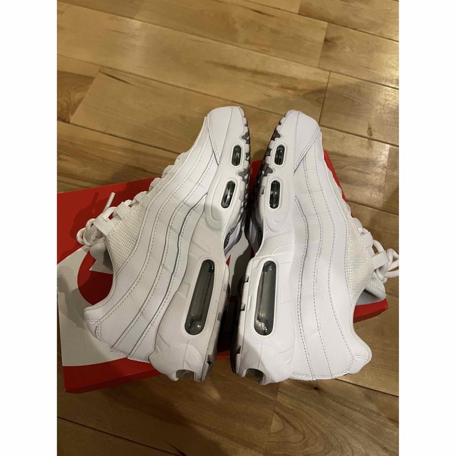 NIKE(ナイキ)のW AIR MAX 95 white エアーマックス 白　25cm レディースの靴/シューズ(スニーカー)の商品写真