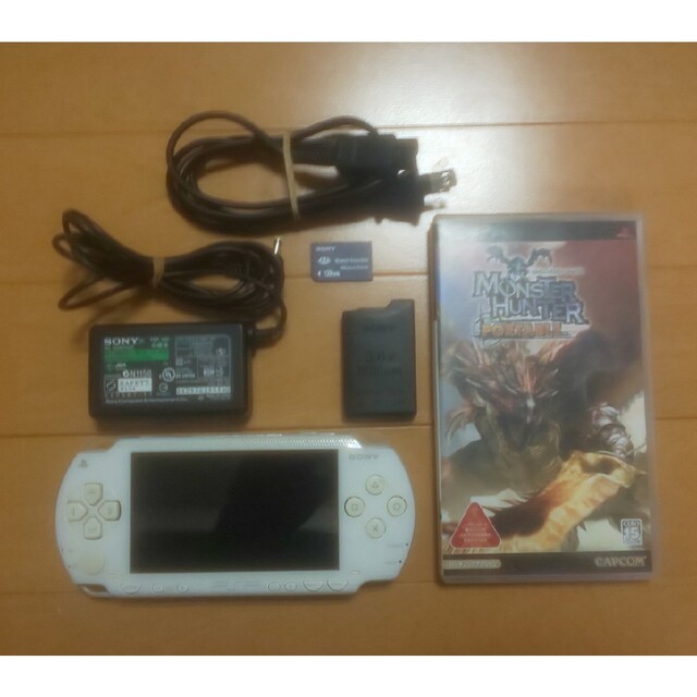 PlayStation Portable(プレイステーションポータブル)の（管109）PSP-1000（ホワイト）すぐ遊べるセット エンタメ/ホビーのゲームソフト/ゲーム機本体(携帯用ゲーム機本体)の商品写真