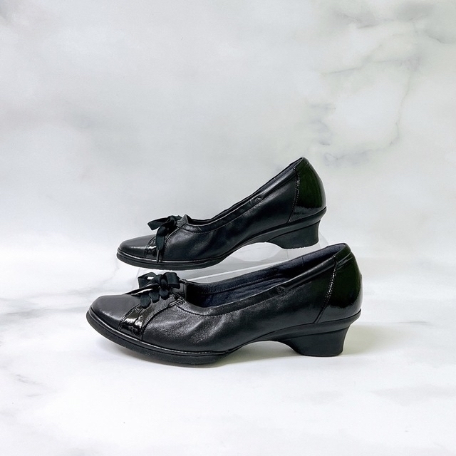 Pedala（asics）(ペダラ)の【美品】pedala ペダラ レザー エナメル パンプス ブラック 22.5 レディースの靴/シューズ(ハイヒール/パンプス)の商品写真