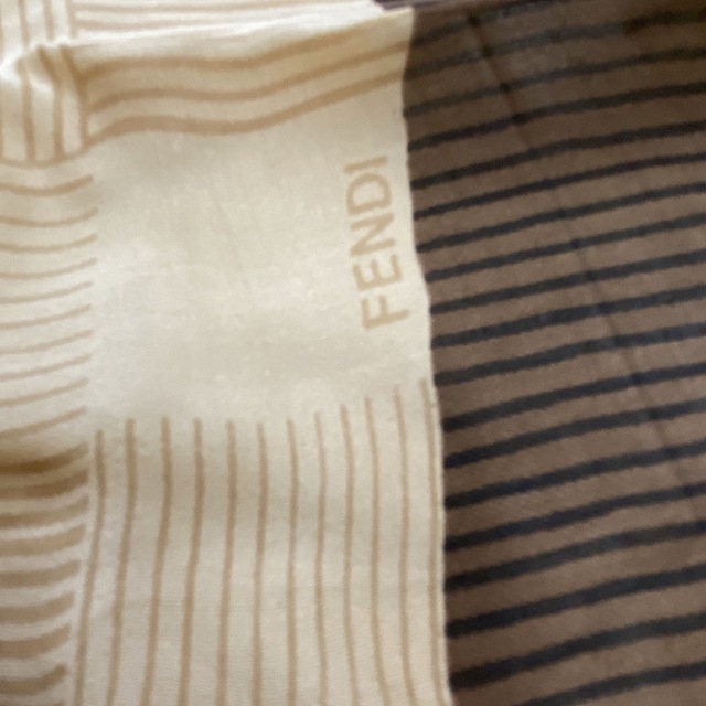FENDI(フェンディ)のFENDI　フェンディ　シルクスカーフ ブラウン　タグ付きイタリア製 レディースのファッション小物(バンダナ/スカーフ)の商品写真