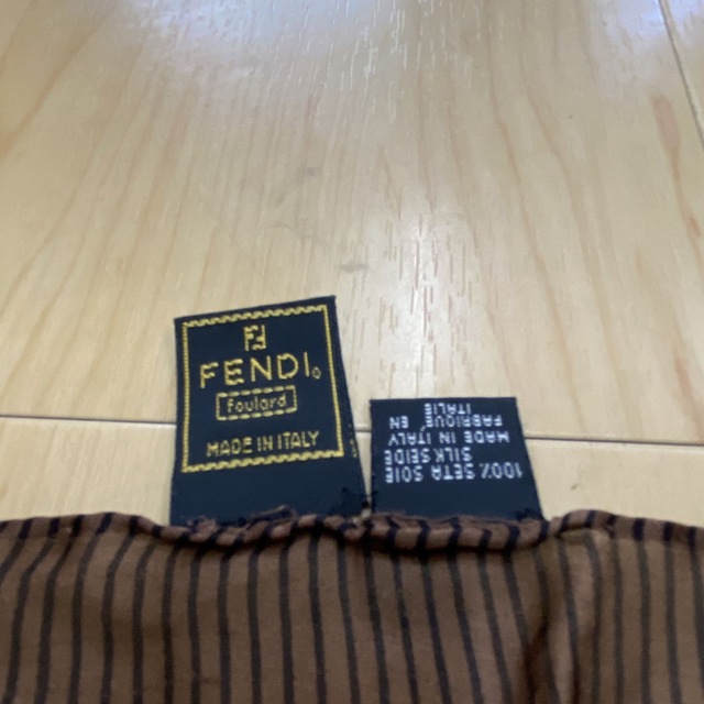 FENDI(フェンディ)のFENDI　フェンディ　シルクスカーフ ブラウン　タグ付きイタリア製 レディースのファッション小物(バンダナ/スカーフ)の商品写真