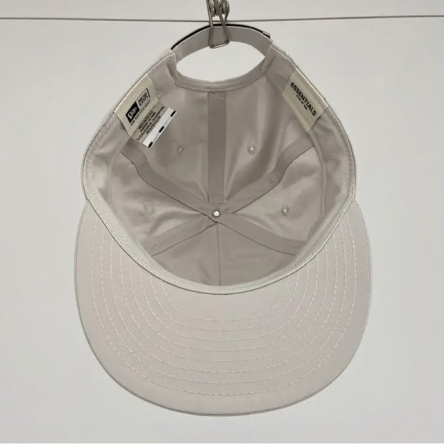 FEAR OF GOD(フィアオブゴッド)の【新品未使用】FEAROFGOD ESSENTIALS ×NEWERA CAP メンズの帽子(キャップ)の商品写真