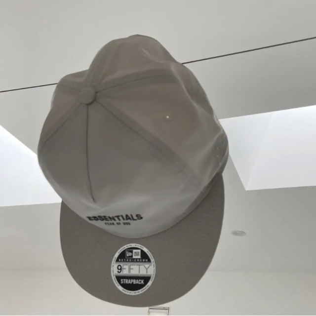 FEAR OF GOD(フィアオブゴッド)の【新品未使用】FEAROFGOD ESSENTIALS ×NEWERA CAP メンズの帽子(キャップ)の商品写真