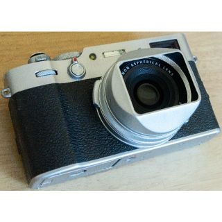 フジフイルム(富士フイルム)の【美品】FUJIFILM 　X100V シルバー 豪華おまけ多数(コンパクトデジタルカメラ)