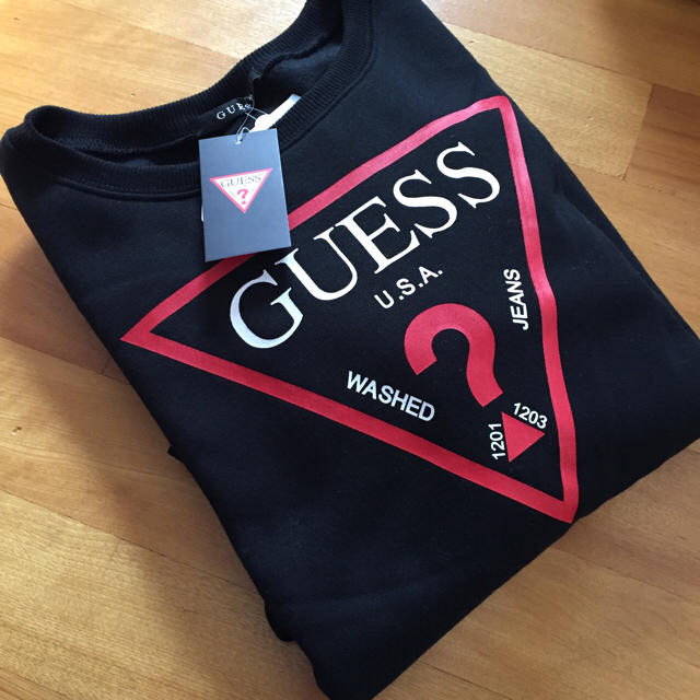 GUESS(ゲス)の新品 GUESS ゲス  スウェット トレーナー 黒 レディースLL メンズM レディースのトップス(トレーナー/スウェット)の商品写真