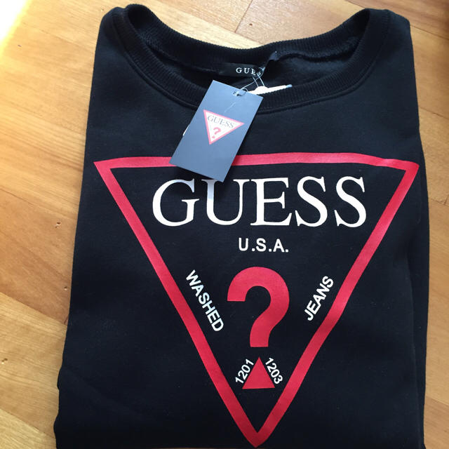 GUESS(ゲス)の新品 GUESS ゲス  スウェット トレーナー 黒 レディースLL メンズM レディースのトップス(トレーナー/スウェット)の商品写真