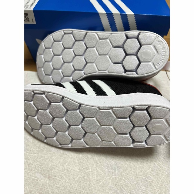 adidas(アディダス)のアディダス　スニーカー19cm 新品 キッズ/ベビー/マタニティのキッズ靴/シューズ(15cm~)(スニーカー)の商品写真