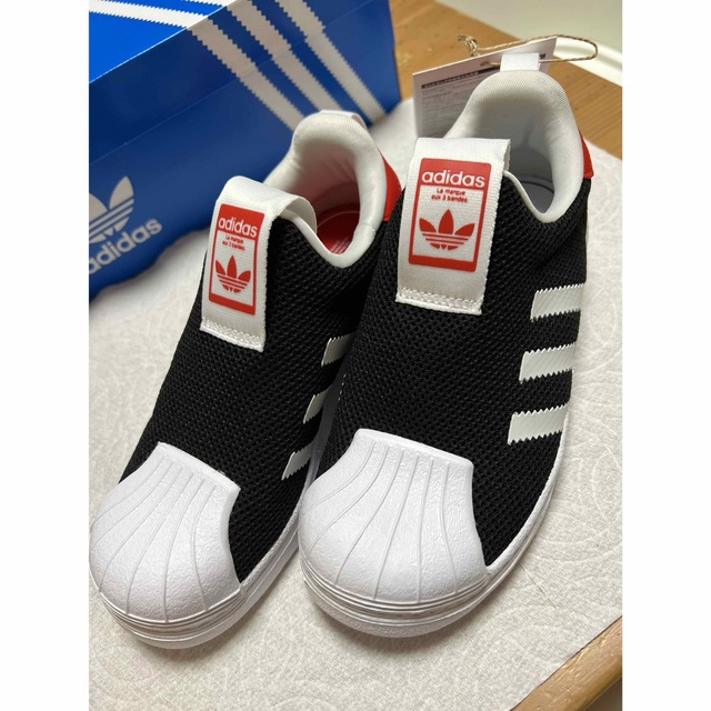 adidas(アディダス)のアディダス　スニーカー19cm 新品 キッズ/ベビー/マタニティのキッズ靴/シューズ(15cm~)(スニーカー)の商品写真