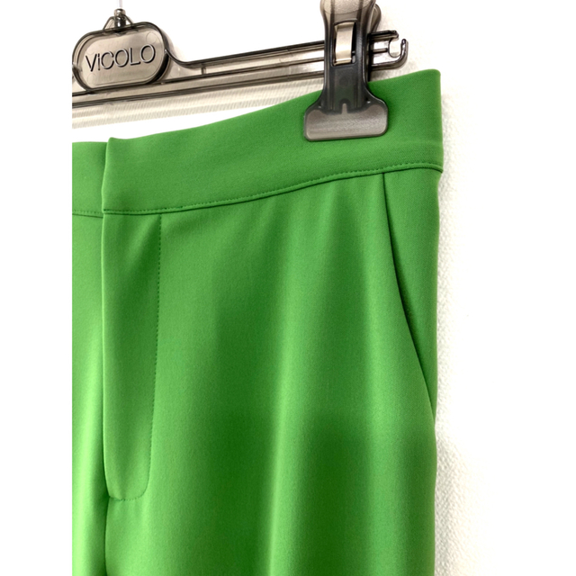 新品未使用　緑パンツ　センタープレス　カラーパンツ　バックスリット　ウエストゴム 1