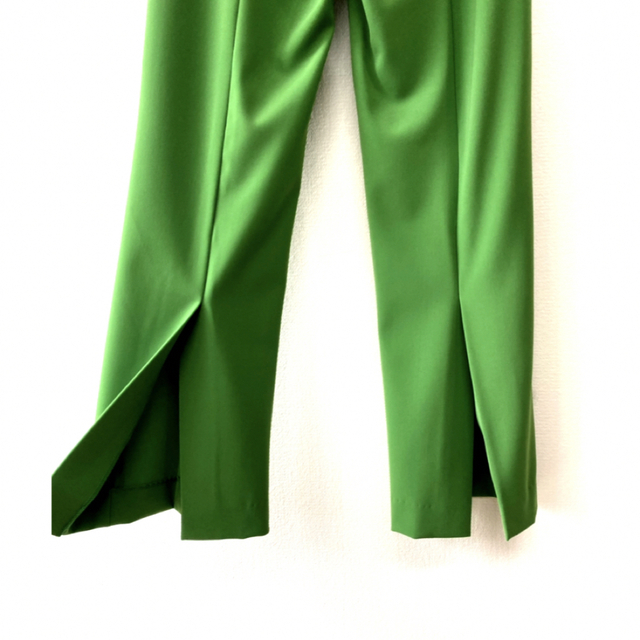 新品未使用　緑パンツ　センタープレス　カラーパンツ　バックスリット　ウエストゴム 5