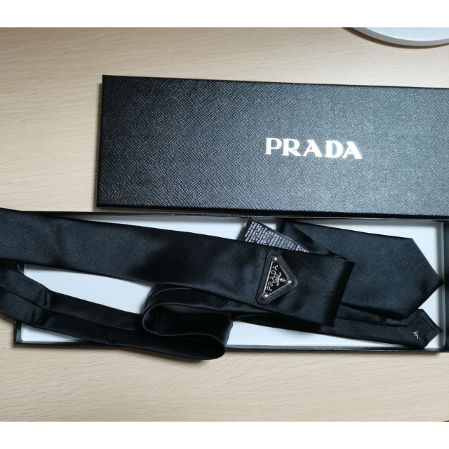 最愛 PRADA プレートロゴ ネクタイ Re-Nylon econet.bi