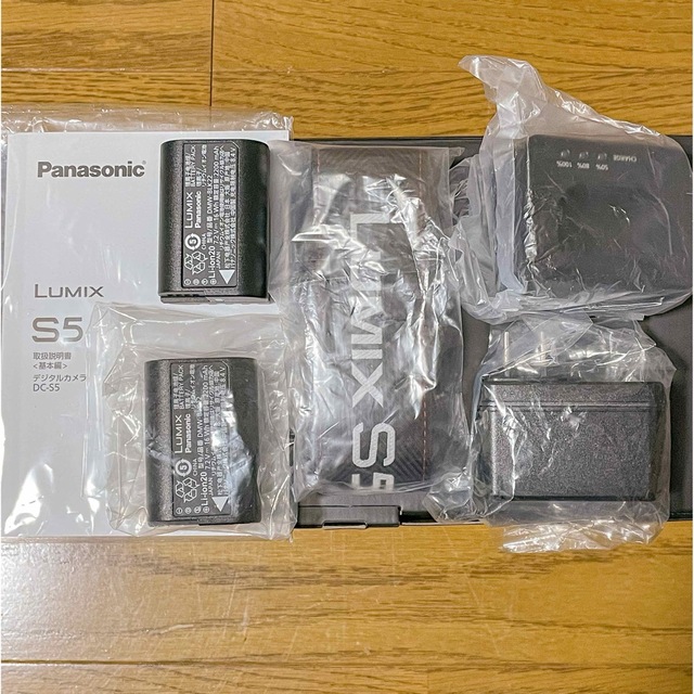 Panasonic(パナソニック)のlumix s5 標準レンズキット　美品　【おまけ付き】 スマホ/家電/カメラのカメラ(ミラーレス一眼)の商品写真