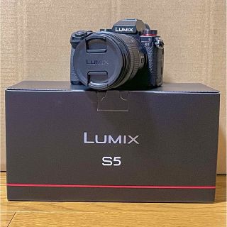 パナソニック(Panasonic)のlumix s5 標準レンズキット　美品　【おまけ付き】(ミラーレス一眼)