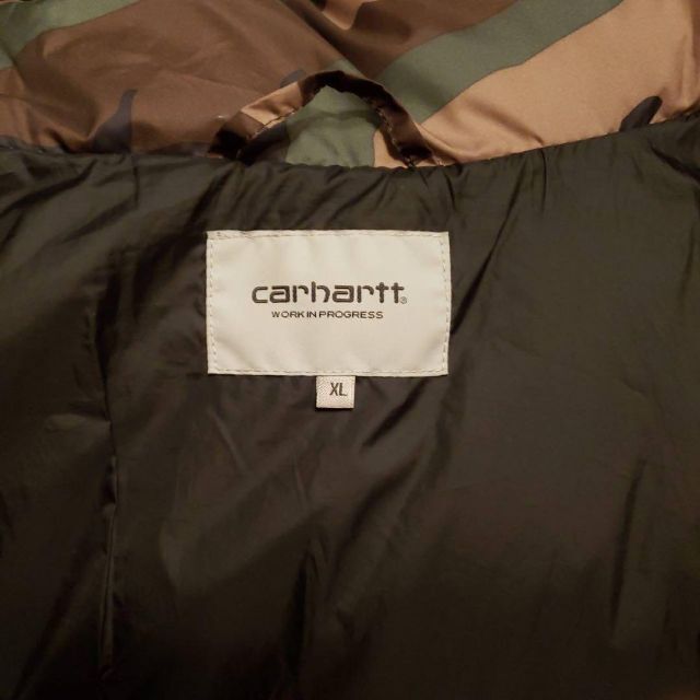 carhartt(カーハート)のcarharttカーハート　ダウンジャケット　迷彩　カモフラ　プリントロゴ　古着 メンズのジャケット/アウター(ダウンジャケット)の商品写真