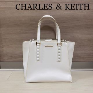 チャールズアンドキース(Charles and Keith)のCHARLES & KEITH  白　バッグ　2way  ショルダー紐付き(ハンドバッグ)