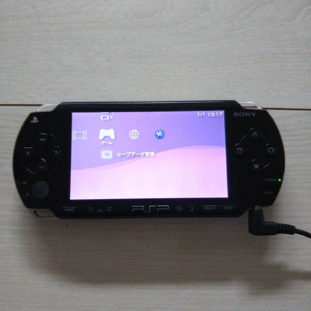 PlayStation Portable(プレイステーションポータブル)のpsp本体♪黒。動作確認済み！ソフト読み込みOK♪アルコール除菌済み。 エンタメ/ホビーのゲームソフト/ゲーム機本体(携帯用ゲーム機本体)の商品写真