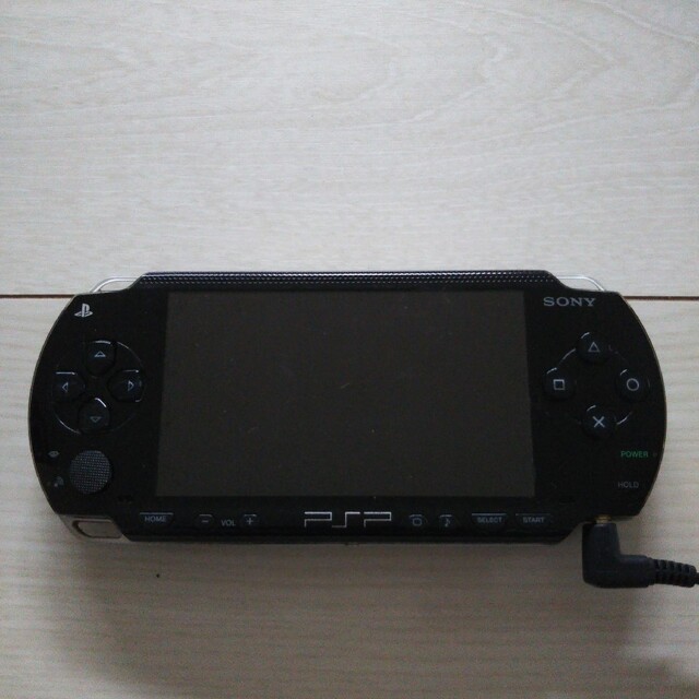 PlayStation Portable(プレイステーションポータブル)のpsp本体♪黒。動作確認済み！ソフト読み込みOK♪アルコール除菌済み。 エンタメ/ホビーのゲームソフト/ゲーム機本体(携帯用ゲーム機本体)の商品写真