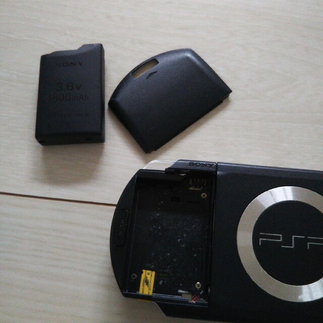 PlayStation Portable(プレイステーションポータブル)のpsp本体♪黒。動作確認済み！ソフト読み込みOK♪アルコール除菌済み。 エンタメ/ホビーのゲームソフト/ゲーム機本体(携帯用ゲーム機本体)の商品写真