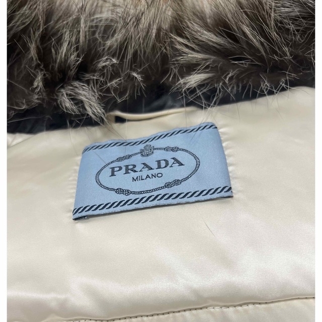 PRADA(プラダ)のくるりん様専用　PRADAレディースダウンコート レディースのジャケット/アウター(ダウンコート)の商品写真